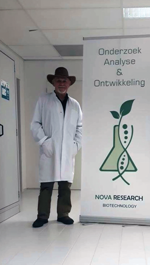 Ricercatore Rick Simpson in camice bianco presso il laboratorio Nova Research di biotecnologia per lo sviluppo di prodotti a base di cannabis.